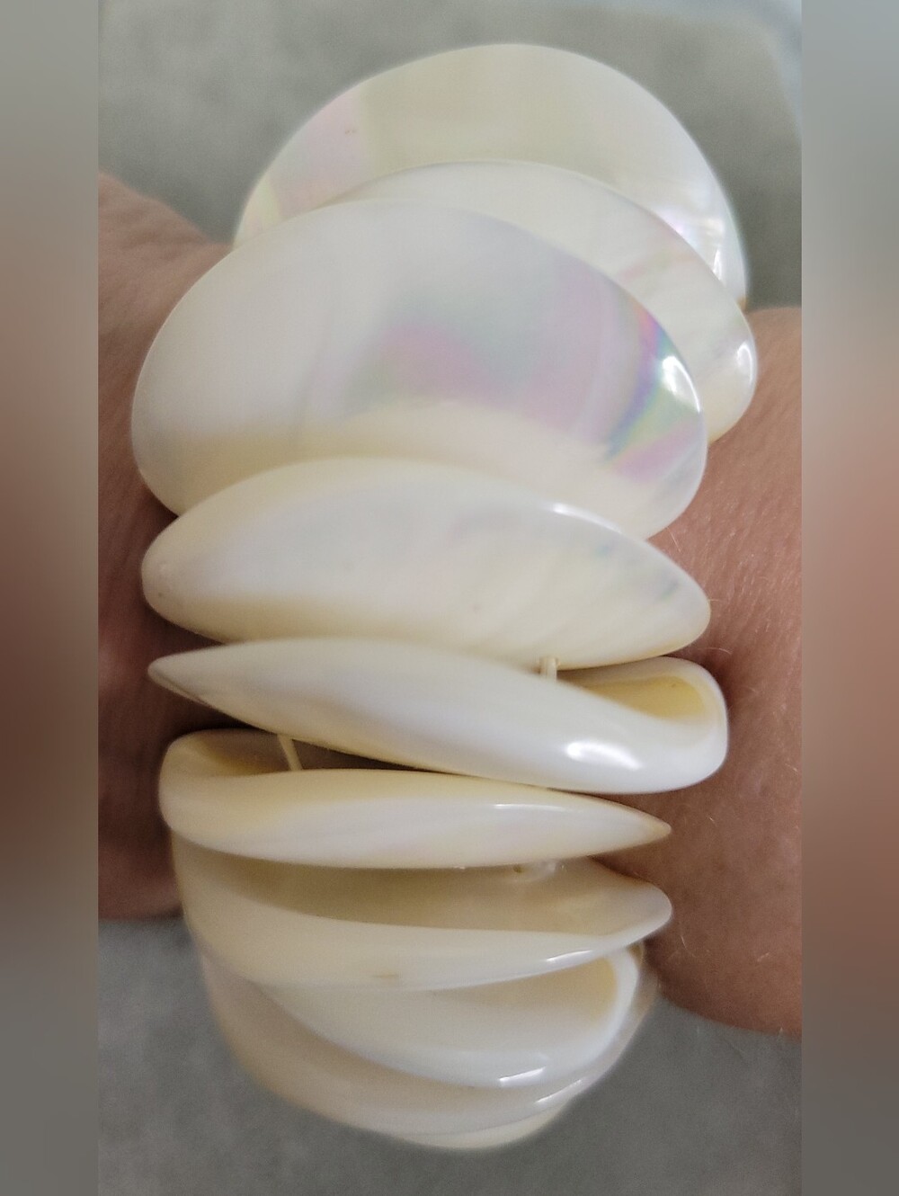Chunky Natural Mother of Pearl Shell Stretch Cuff Bracelet – White Iridescent